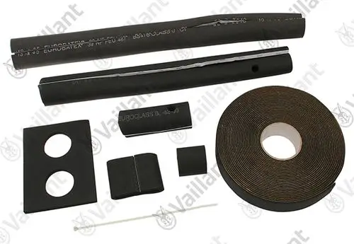 Set von Vaillant-Isolierungen für Solekreise, bestehend aus verschiedenen Rohren, Einsätzen und einem Isolierband in schwarzer Ausführung.
